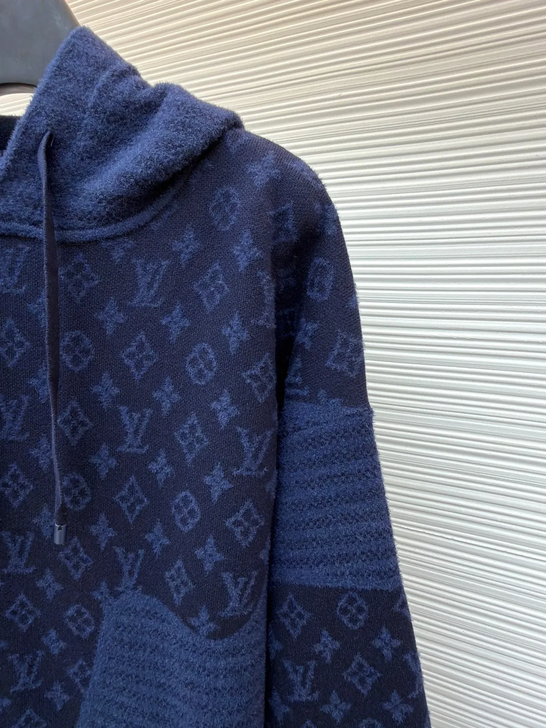 LOUIS VUITTON Holiday spliced ​​long-sleeved hooded pullover sweatshirt ●Original version: Purchased and developed by 16097 ●Item number: 1681356-C15 ●Fabric: 100% cotton ●Technology: knitted ●Color: navy ●Version: fitted version ●Weight: about 1010g ●Size: S-M-L-XL ●Description: This sweatshirt is made of wool blended knitted fabric, which is soft to the touch and has good warmth retention. The hooded design is equipped with a drawstring adjustment system, which can flexibly adjust the shape of the hood; the entire body of the garment displays the brand's classic Monogram pattern, which is made through multi-color jacquard knitting technology. The pattern texture is three-dimensional and layered. The body is equipped with a kangaroo pocket, which is practical and has a sense of design; the ribs on the cuffs and hem are made of high-elastic knitting technology to ensure fit and resilience. The overall cut is an oversize silhouette, and the splicing of the body uses seamless weaving technology to avoid exposed threads and improve wearing comfort. From the complex design of the jacquard pattern to the delicate processing of the knitted texture, every step reflects Louis Vuitton's exquisite control of luxury knitted items. It is a fusion of the brand's classic elements and casual style. The overall wiring is straight and delicate, the fabric is comfortable and soft, and the color is consistent without color difference. It can be matched with the same style to create a fashionable look and control various occasions. Customized accessories, complete with three standards, same style for men and women!
